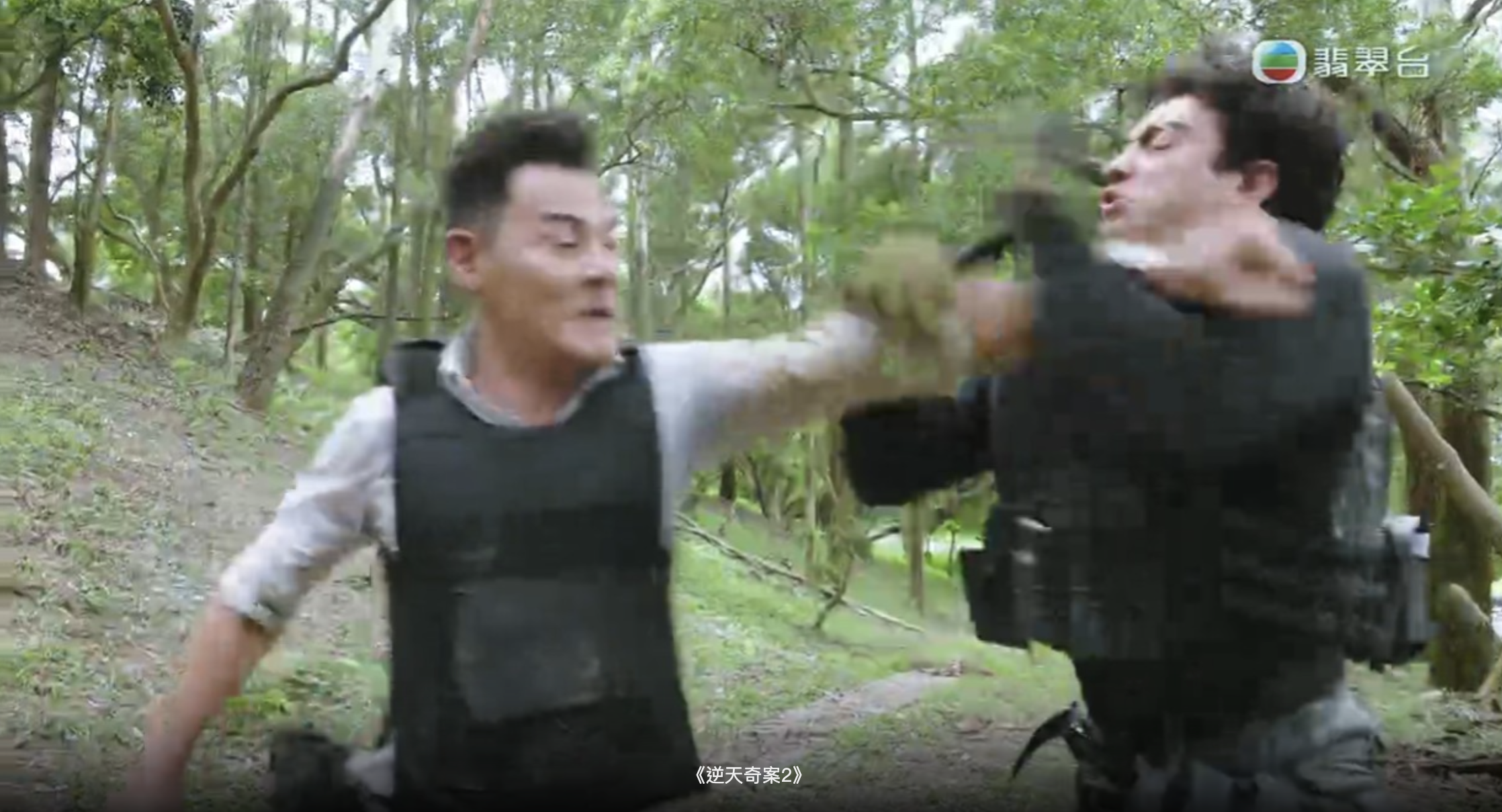 外籍演員同阿力滾落山坡。